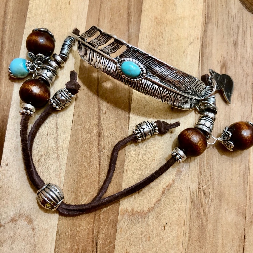 Adjustable leather bracelet